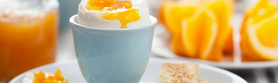 Отварное куриное яйцо - основной продукт яичной диеты для похудения. 